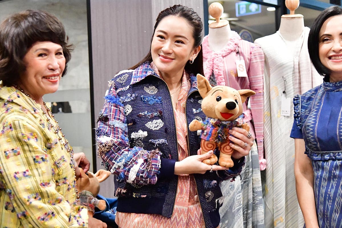 Prime_Minister_Pae_Thongthan_invites_people_to_wear_Thai_clothes_to_work_SPACEBAR_Photo06_2f3c120eee.jpg