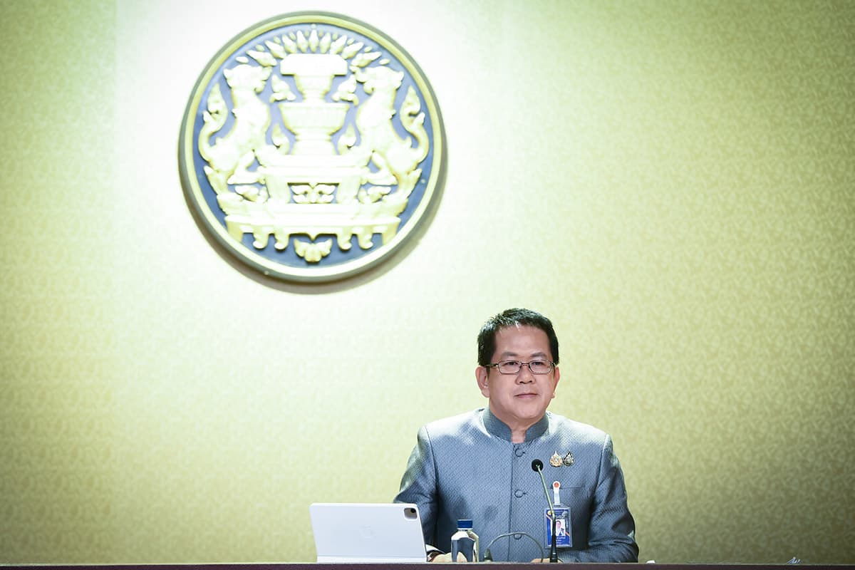 Prime_Minister_Pae_Thongthan_prepares_for_an_urgent_meeting_SPACEBAR_Photo01_c6e7fa4a19.jpg