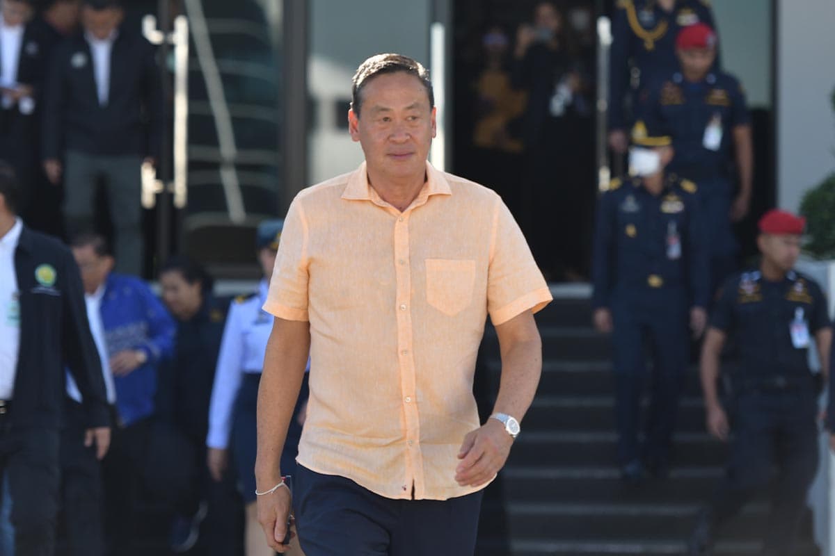 Prime_Minister_goes_to_Phitsanulok_to_check_the_flood_situation_SPACEBAR_Photo01_cda69621d2.jpg