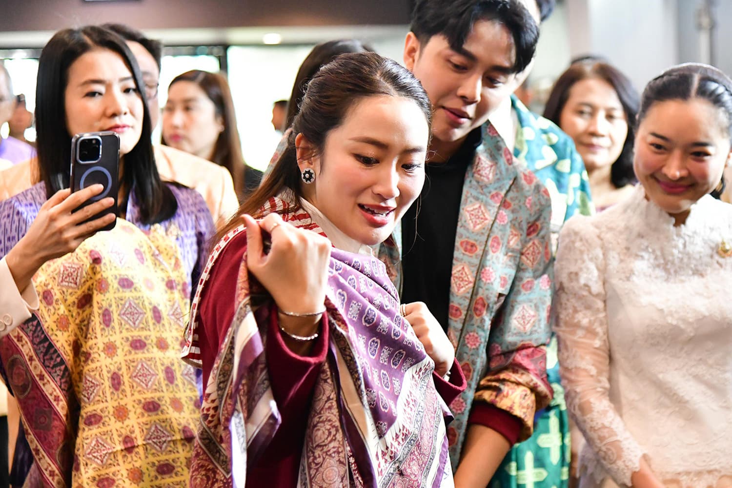 Prime_Minister_leads_Cabinet_discussion_at_end_of_year_meeting_Giving_Thai_cloth_SPACEBAR_Hero_777c76530a.jpg