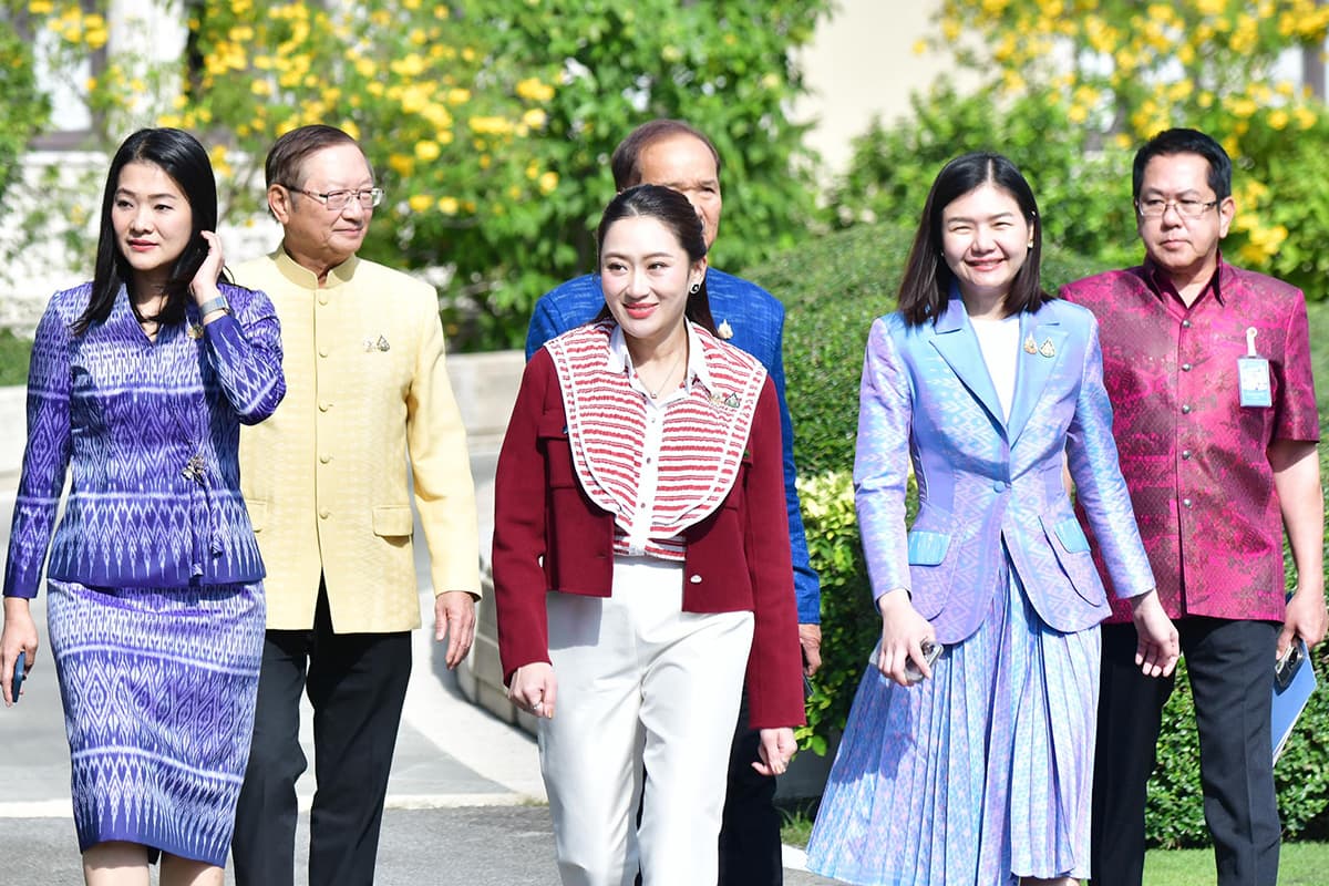 Prime_Minister_leads_Cabinet_discussion_at_end_of_year_meeting_Giving_Thai_cloth_SPACEBAR_Photo02_ed0421a57d.jpg