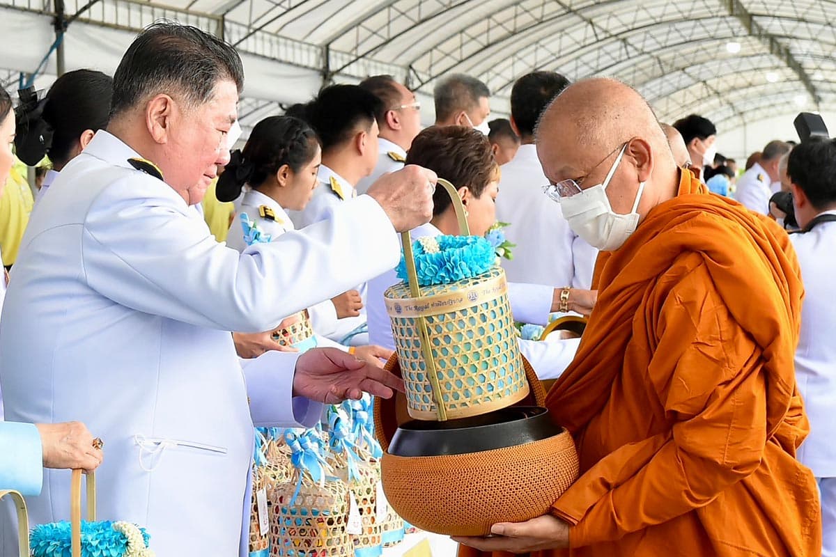 Prime_Minister_leads_the_Cabinet_in_giving_alms_to_monks_National_Mother_s_Day_12_August_2024_SPACEBAR_Photo05_97241e0a1a.jpg