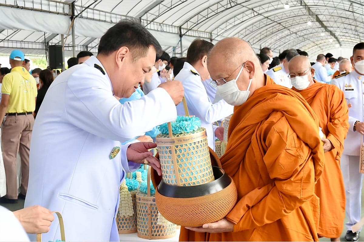 Prime_Minister_leads_the_Cabinet_in_giving_alms_to_monks_National_Mother_s_Day_12_August_2024_SPACEBAR_Photo07_d929e26559.jpg