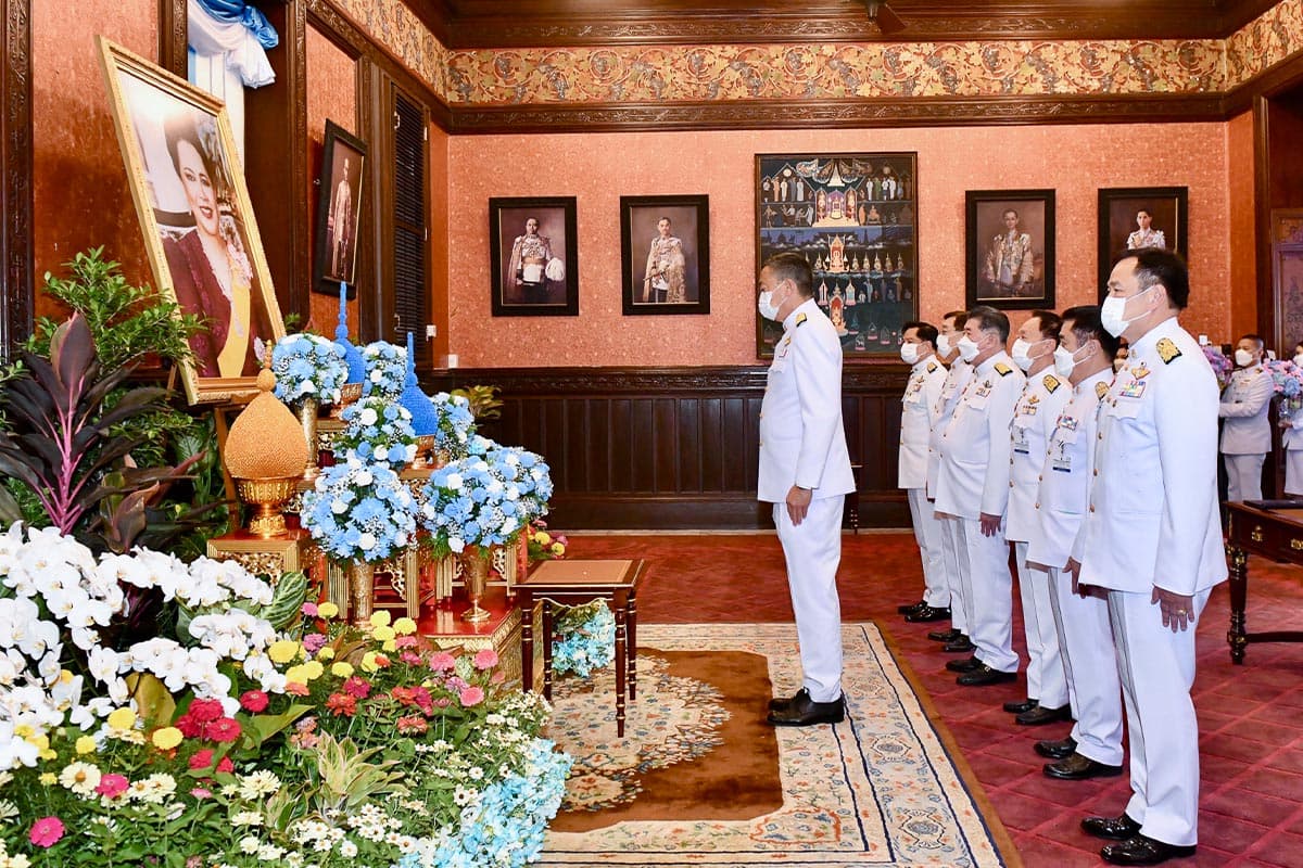 Prime_Minister_leads_the_Cabinet_in_giving_alms_to_monks_National_Mother_s_Day_12_August_2024_SPACEBAR_Photo09_6fe4c92808.jpg