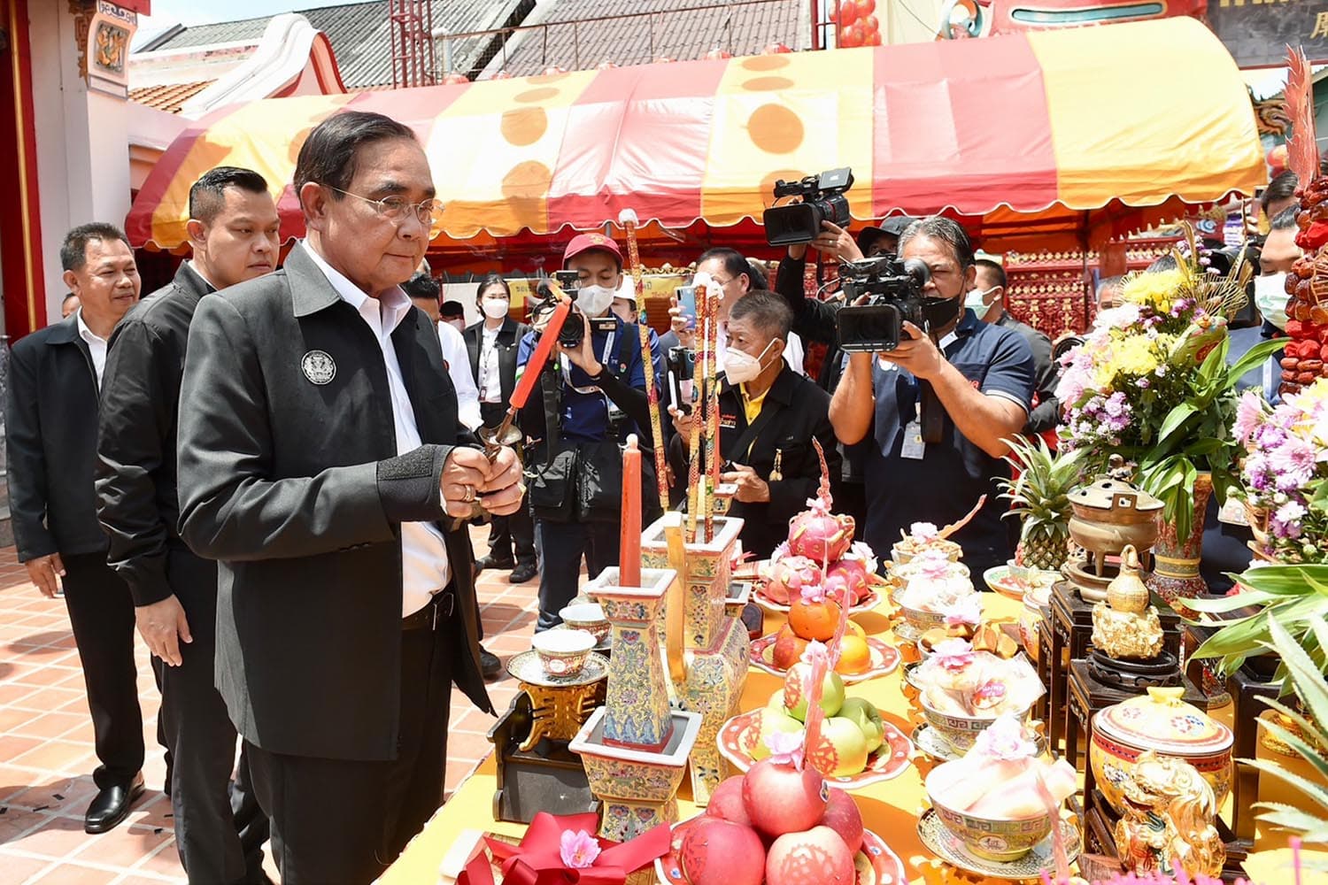 Prime_Minister_pays_respects_to_Songkhla_City_Pillar_Shrine_before_the_official_inspection_SPACEBAR_Hero_8180b9a516.jpeg