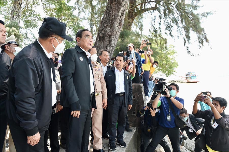 Prime_Minister_pays_respects_to_Songkhla_City_Pillar_Shrine_before_the_official_inspection_SPACEBAR_Photo02_adc3563344.jpeg