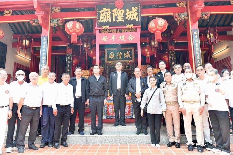 Prime_Minister_pays_respects_to_Songkhla_City_Pillar_Shrine_before_the_official_inspection_SPACEBAR_Photo03_7248275710.jpeg