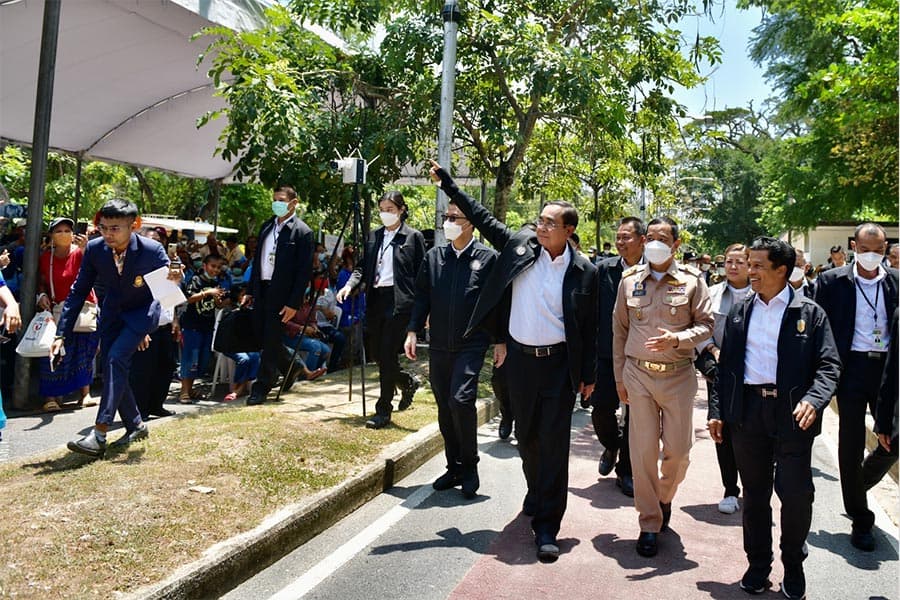 Prime_Minister_pays_respects_to_Songkhla_City_Pillar_Shrine_before_the_official_inspection_SPACEBAR_Photo06_c274c0cda1.jpeg