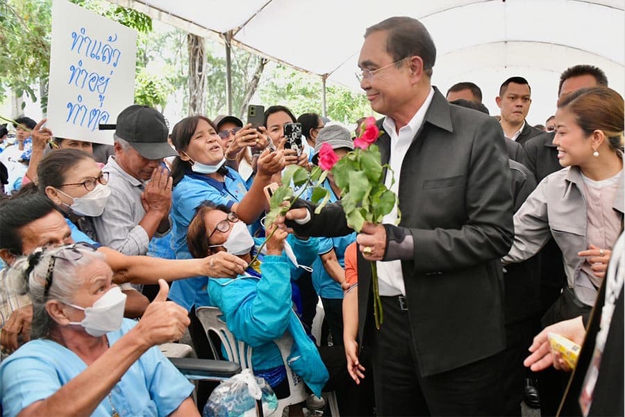 Prime_Minister_pays_respects_to_Songkhla_City_Pillar_Shrine_before_the_official_inspection_SPACEBAR_Photo08_0b3bffbd72.jpeg