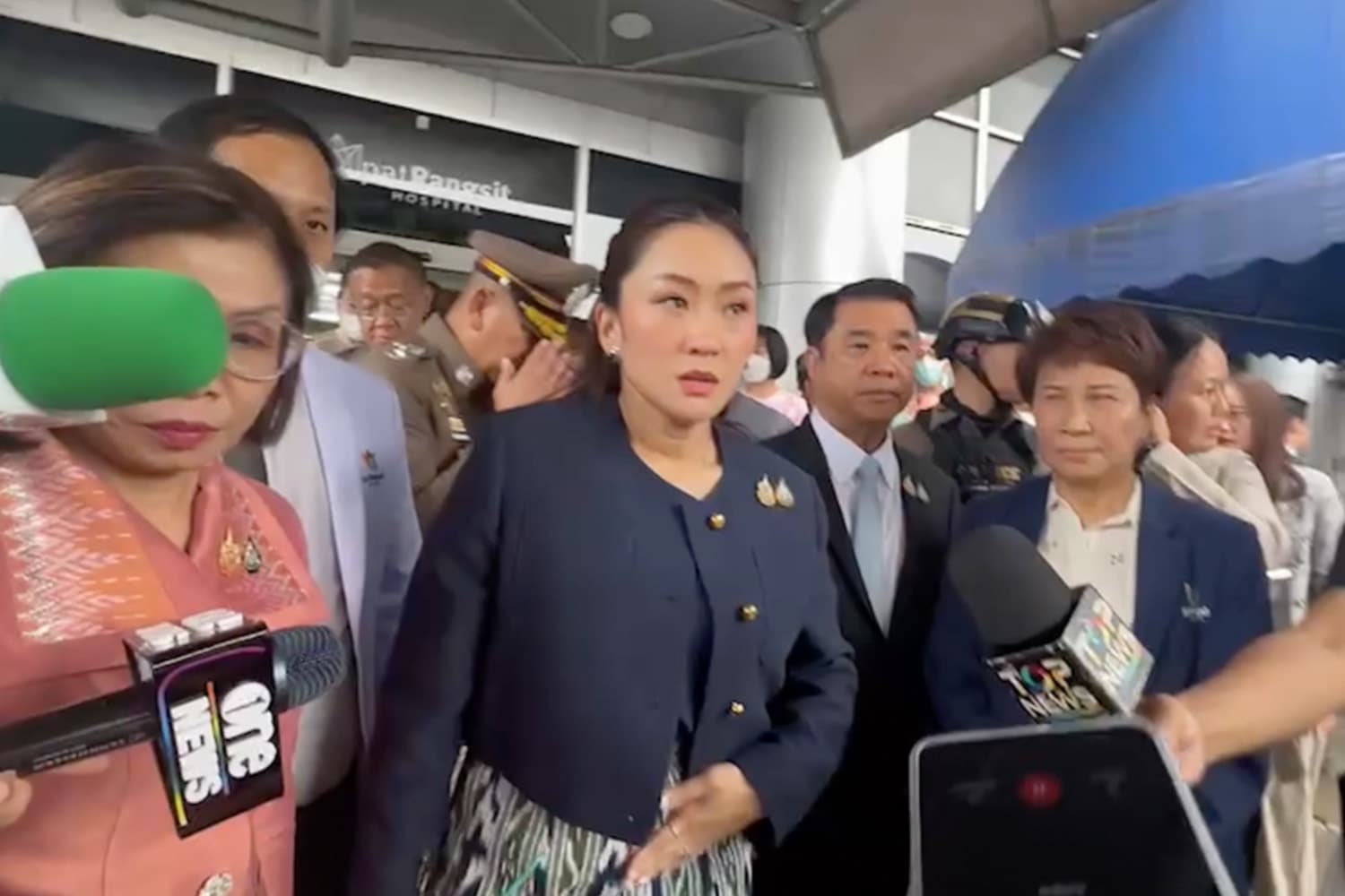 Prime_Minister_rushes_to_visit_injured_teachers_and_students_The_field_trip_bus_caught_fire_SPACEBAR_Hero_6cef226ad7.jpg