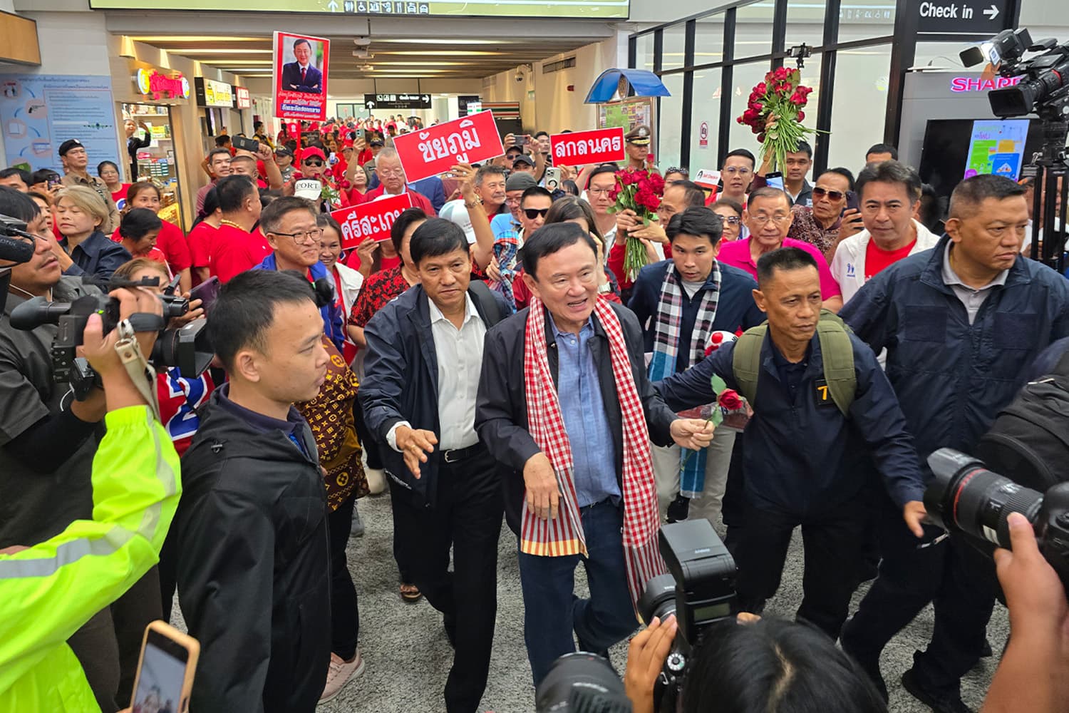 Red_Shirts_flock_to_welcome_Thaksin_crowding_Udon_Thani_airport_SPACEBAR_Hero_294027e5d9.jpg