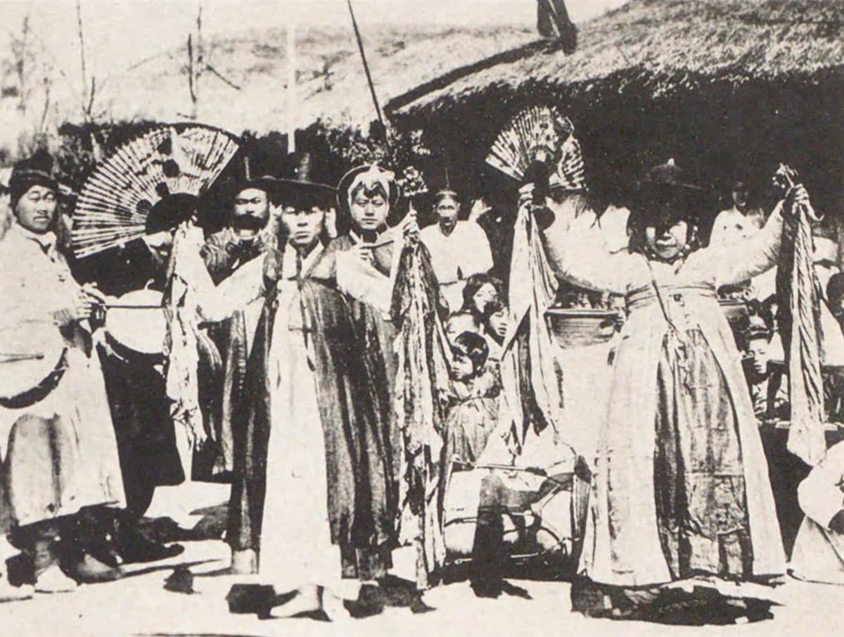 Revenant_The_Beliefs_Of_Ghosts_Shaman_In_Korea_SPACEBAR_Photo02_31a3e0f6ba.jpeg