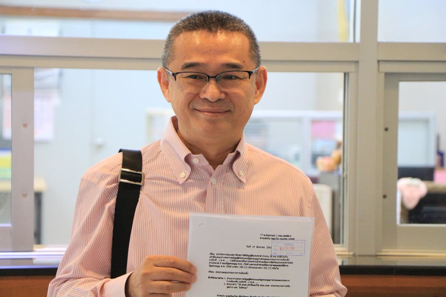 Ruangkrai_submits_request_to_the_Election_Commission_to_investigate_Prime_Minister_Pae_SPACEBAR_Hero_1672ecb72b.jpg