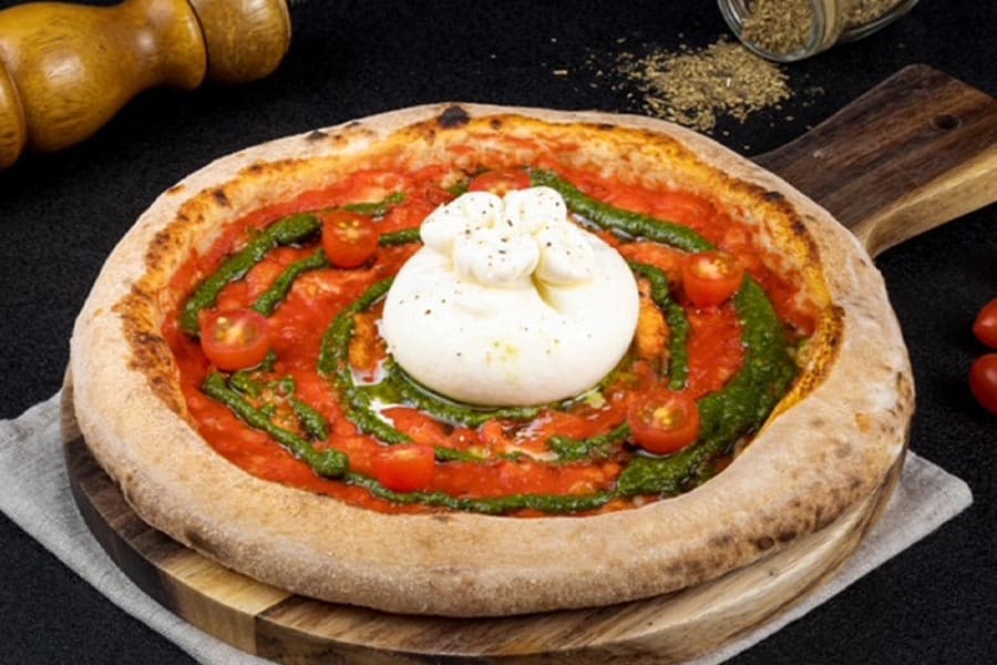 SCOOZI_PIZZA_marketing_Destination_Eats_200_franchises_SPACEBAR_Photo03_6becbea78a.jpeg