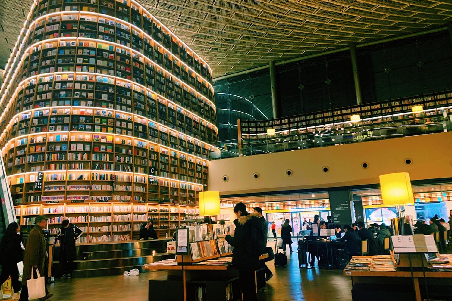 SEE_VIEW_STARFIELD_LIBRARY_SEOUL_SPACEBAR_Hero_11d46c5a71.jpeg