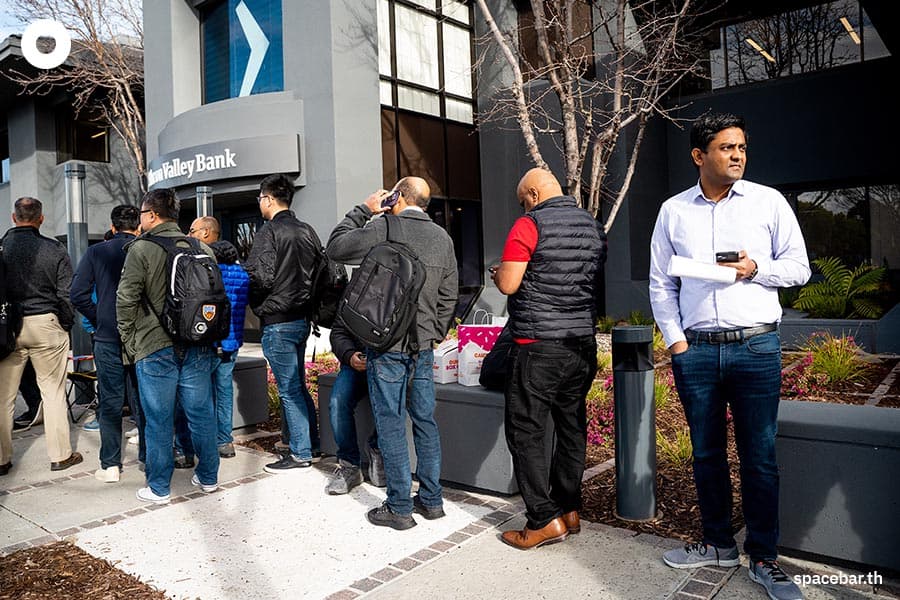 SVB_to_credit_suisse_crisis_driven_by_social_media_bank_run_SPACEBAR_Photo03_6ca594e0a6.jpeg