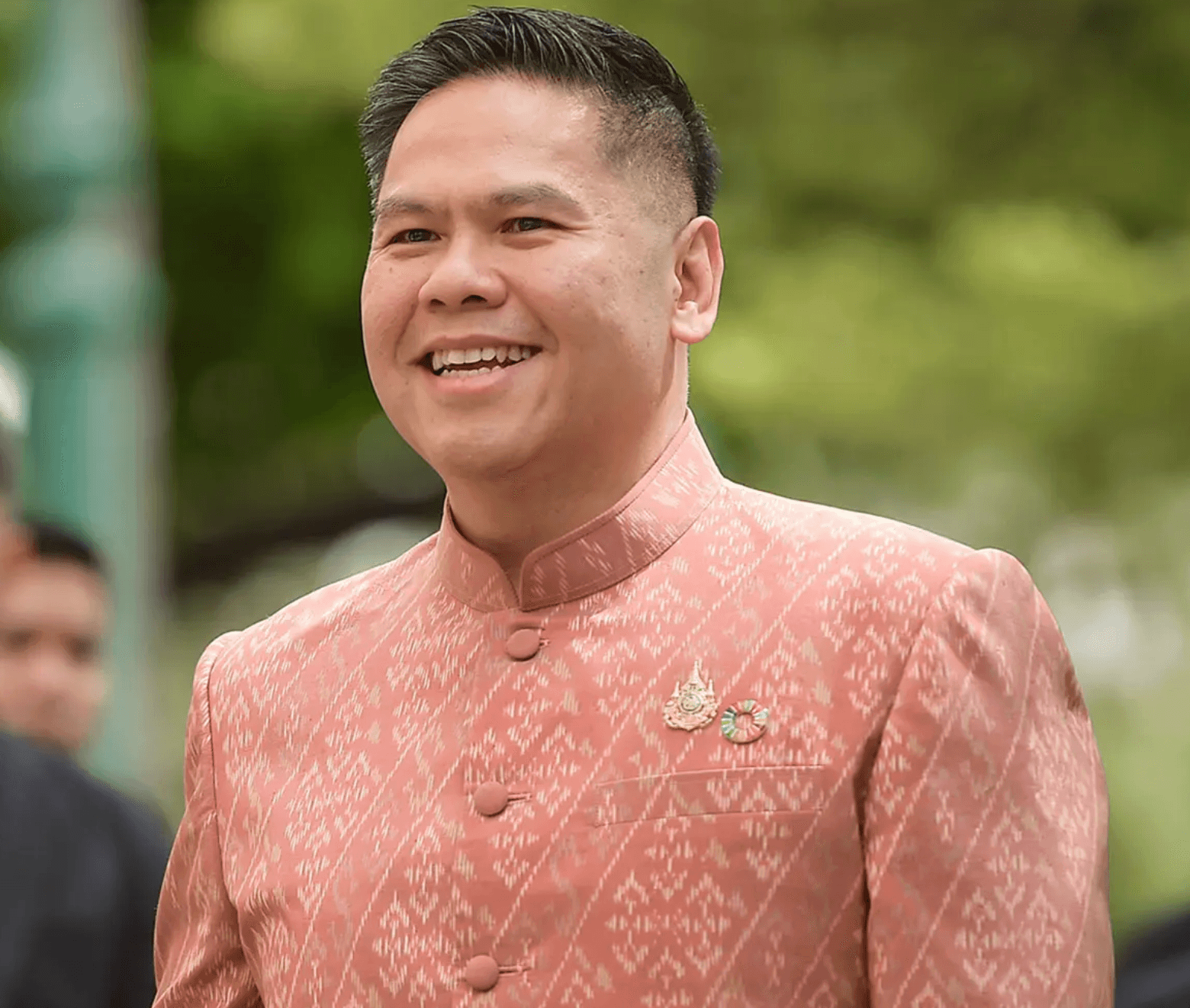 วราวุธ ศิลปอาชา กำลังนำพาพรรคชาติไทยพัฒนา ผ่านจุดเสี่ยงอีกครั้ง ในสถานการณ์ที่พรรคเล็กอยู่ยาก ต้องเลือกว่าจะเห็นหัวหรือเป็นหาง