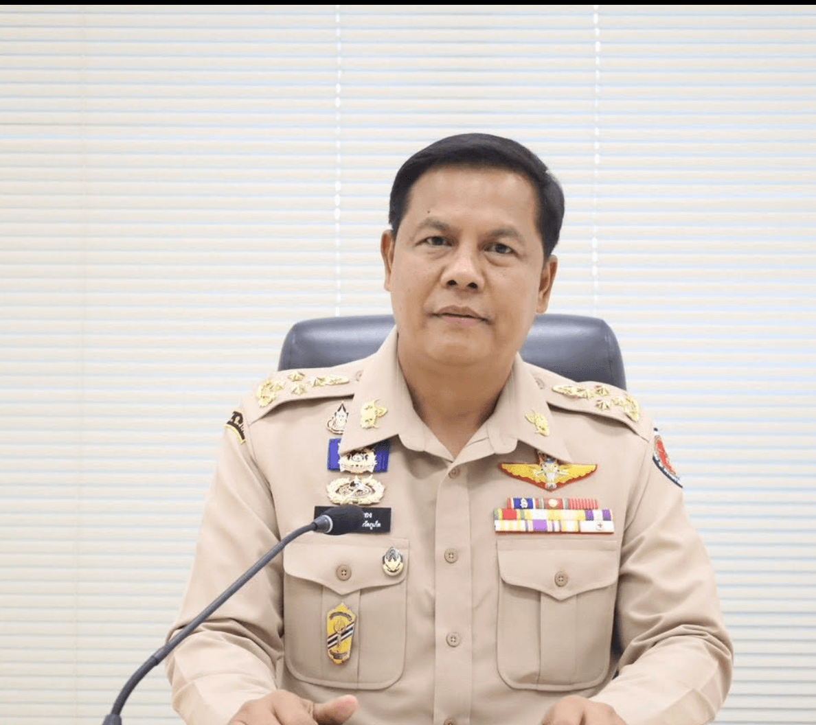 รองผู้ว่าฯภูเก็ต อดุลย์ ชูทอง ก็ไม่รอดพ้นฟ้าผ่ากลางเกาะภูเก็ตเช่นกัน หอบกระเป๋าไปเป็นรองผู้ว่าฯ สงขลา