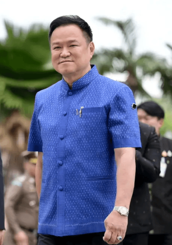 นายกรัฐมนตรี และรัฐมนตรีมหาดไทยอนุทิน ชาญวีรกูล เตรียมรื้อกฎหมายควบคุมอาวุธปืนใหม่ หลังเกิดเหตุกราดยิง 2 คดีติดต่อกัน