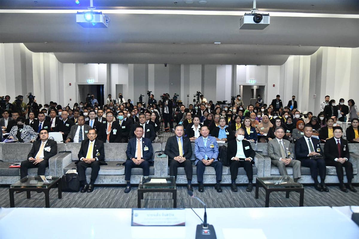 Senator_Somchai_wakes_up_Opposition_to_digital_currency_policy_SPACEBAR_Photo02_491a2a7704.jpg