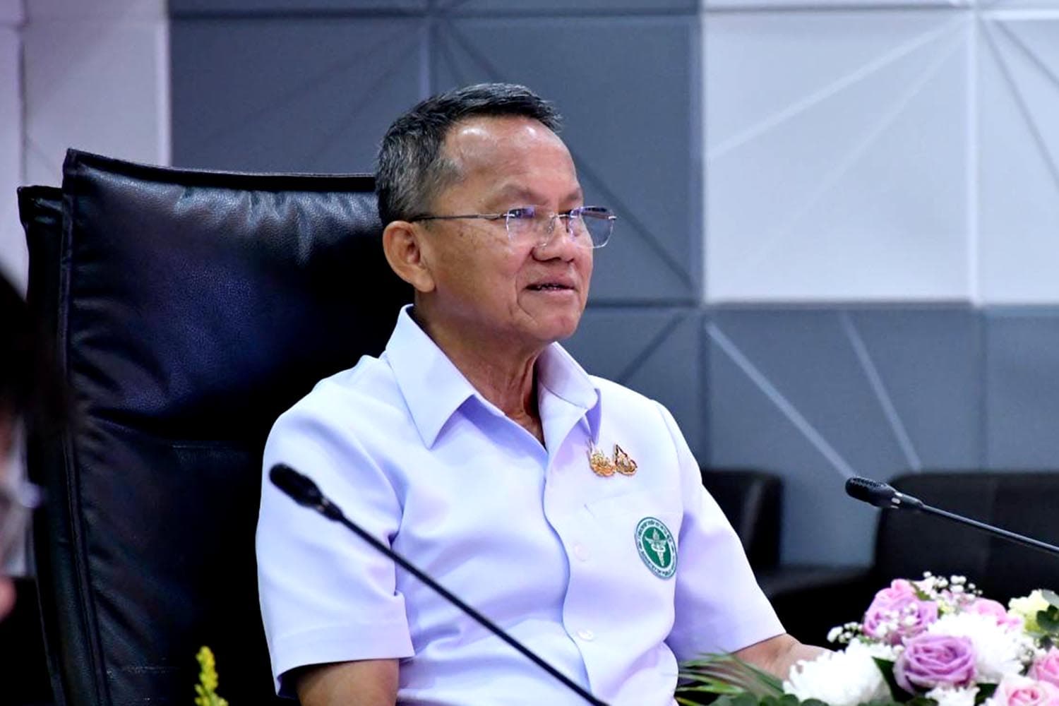 Somsak_signed_an_amendment_to_Mo_PH_regulations_regarding_maintenance_fees_SPACEBAR_Hero_27839fc89c.jpg