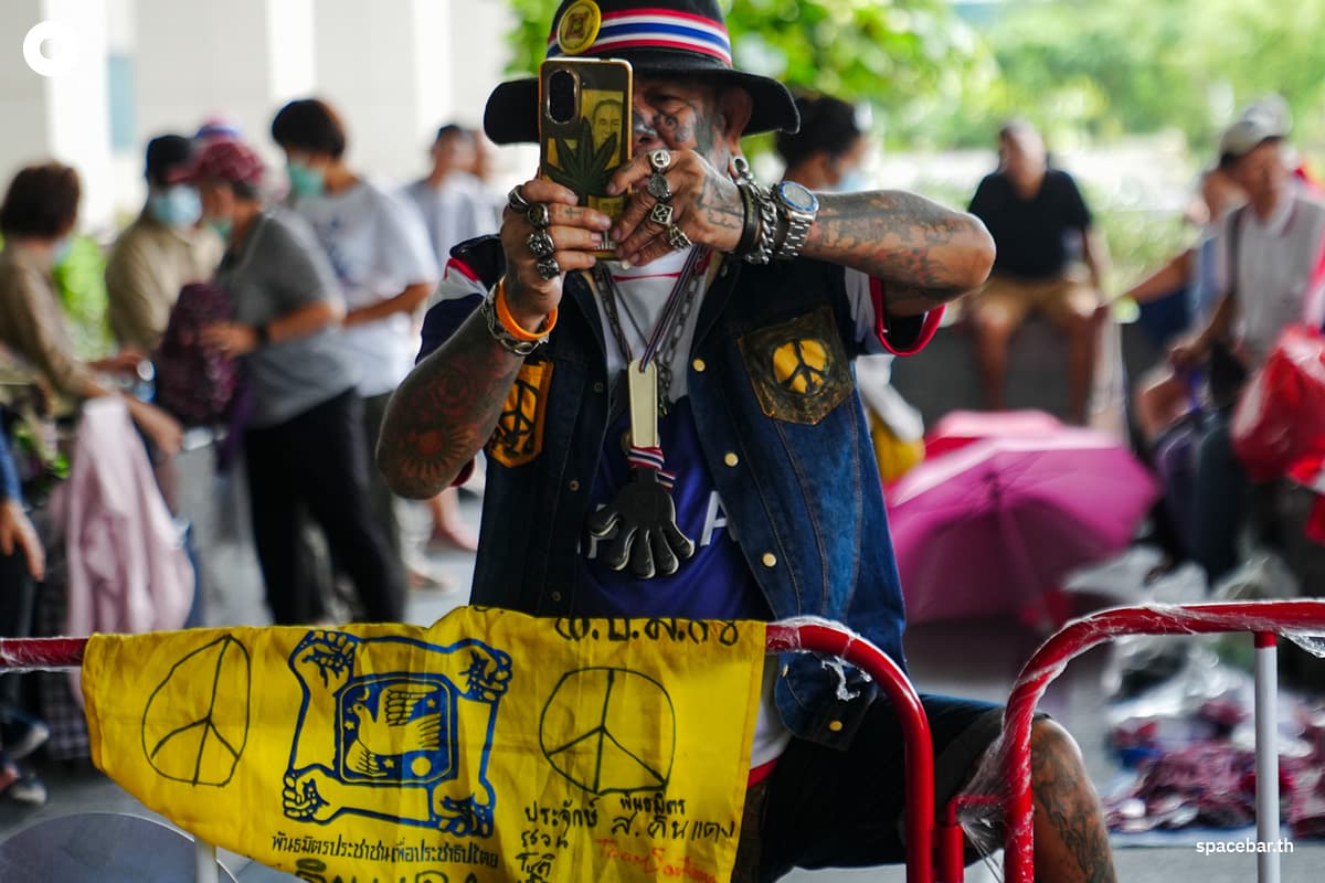 PhotoStory-บรรยากาศ ‘สนธิ ลิ้มทองกุล’ พร้อมคณะ นำมวลชนยื่นหนังสือ กกต. ค้านมติคดี ‘ฮั้ว สว.’