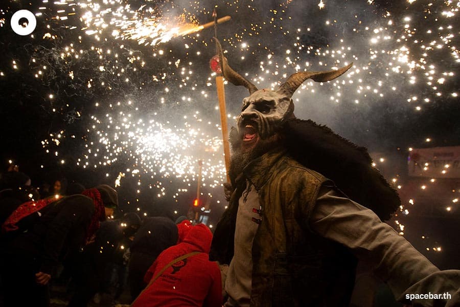 Spain_Correfoc_fire_run_tradition_festival_carnival_Palma_SPACEBAR_Photo01_be59416da3.jpeg