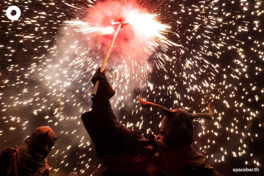 Spain_Correfoc_fire_run_tradition_festival_carnival_Palma_SPACEBAR_Photo08_0b0f2d813e.jpeg