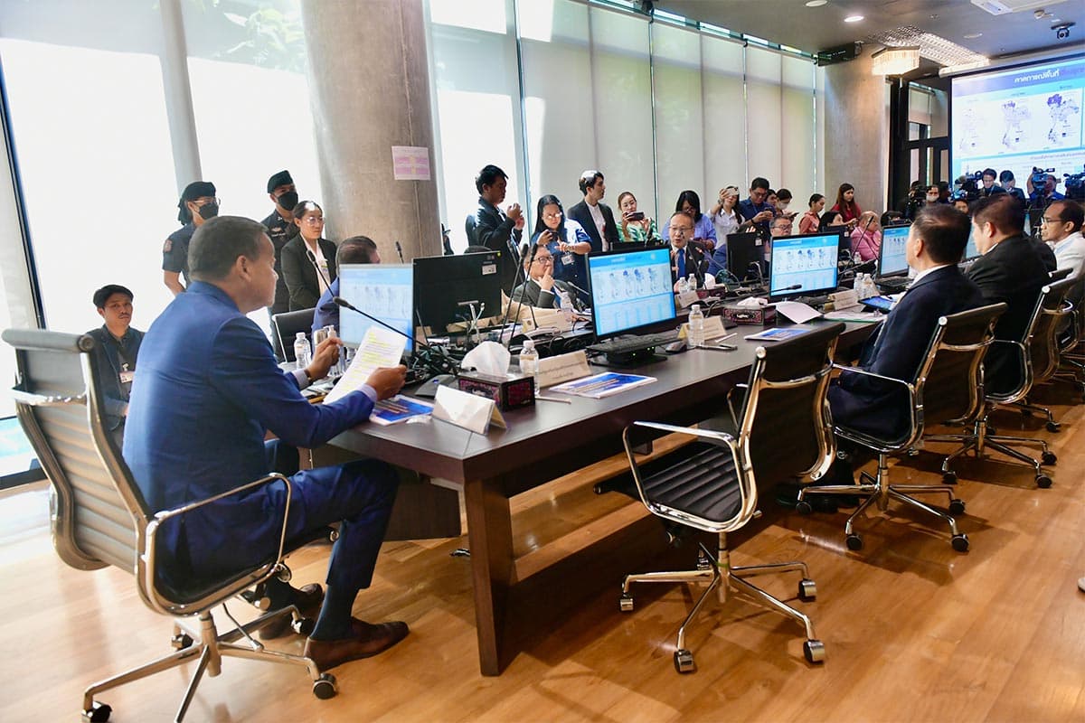 Srettha_leads_a_meeting_to_deal_with_flooding_SPACEBAR_Photo01_b7870fa21b.jpg