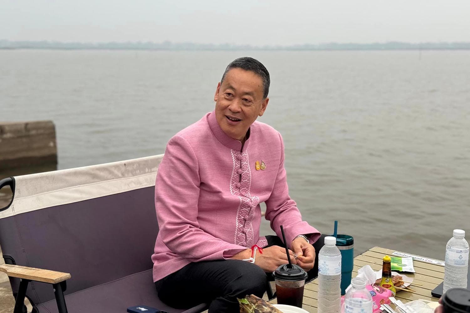 Srettha_posted_picture_on_the_edge_of_Phayao_lake_before_Cabinet_meeting_SPACEBAR_Hero_8fe903b6c3.jpg