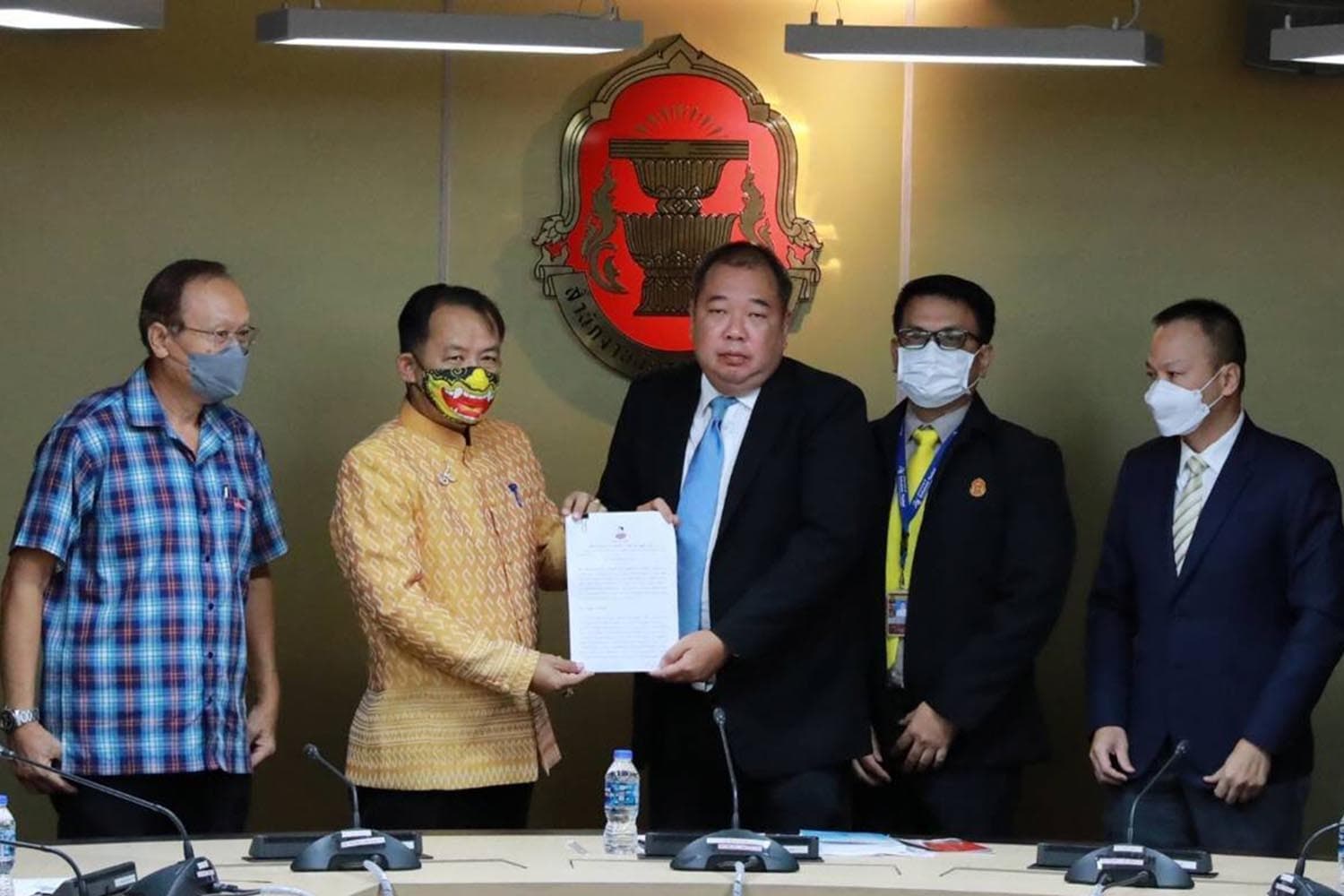 Srisuwan_appeals_to_the_Ombudsman_Giving_out_digital_money_violates_the_constitution_SPACEBAR_Hero_36c69fa680.jpg