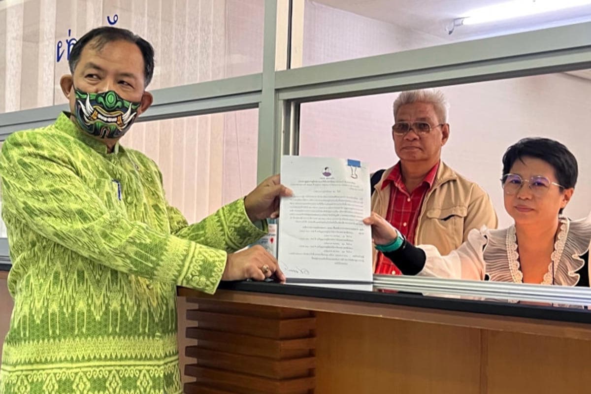 Srisuwan_complains_to_the_ECT_Investigate_Srettha_Pheu_Thai_for_distributing_loans_illegally_SPACEBAR_Photo01_f860031cfe.jpg