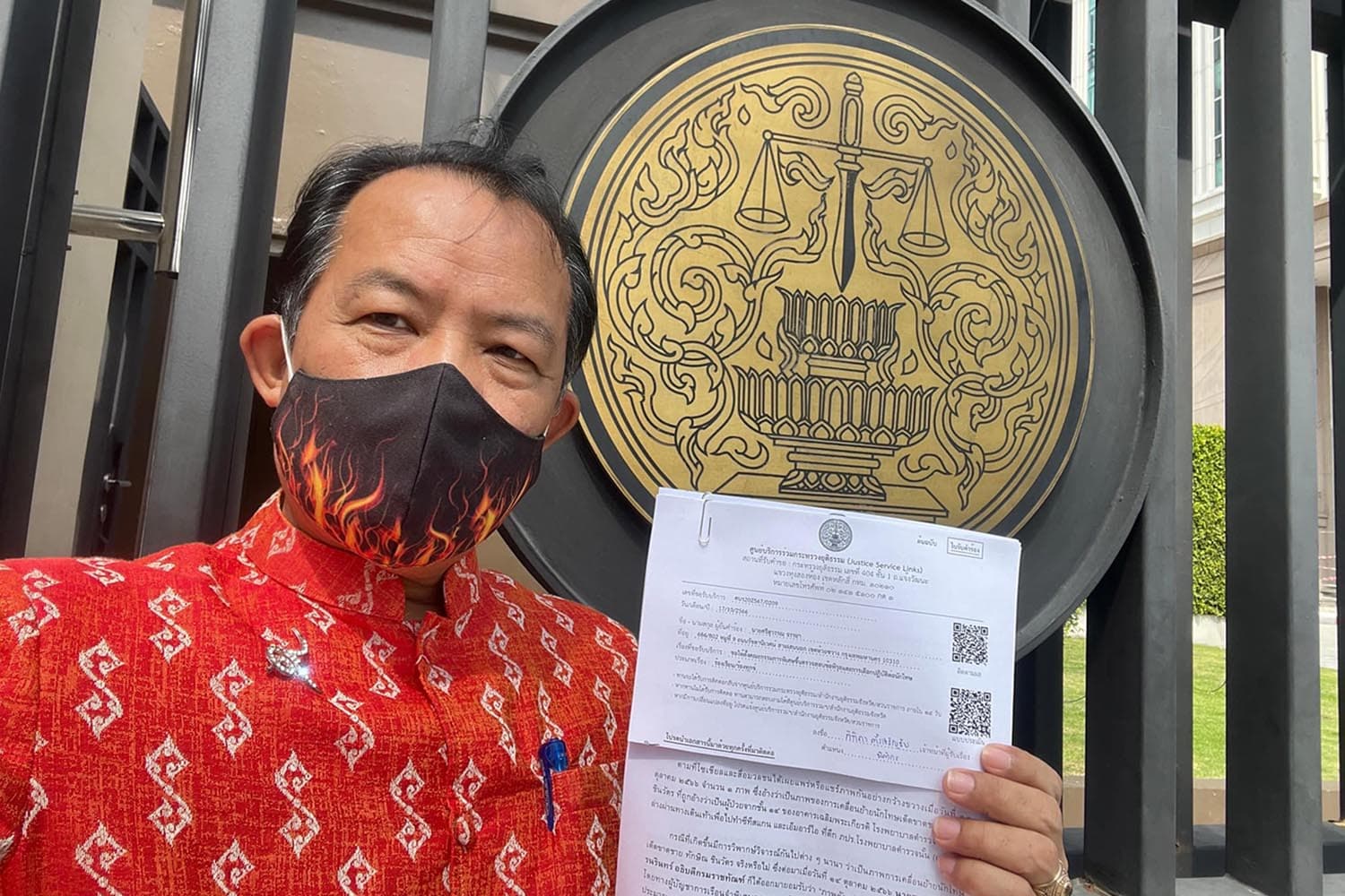 Srisuwan_requests_justice_to_investigate_the_purchase_of_EM_bracelets_worth_1_600_million_baht_SPACEBAR_Hero_af347f48c9.jpg