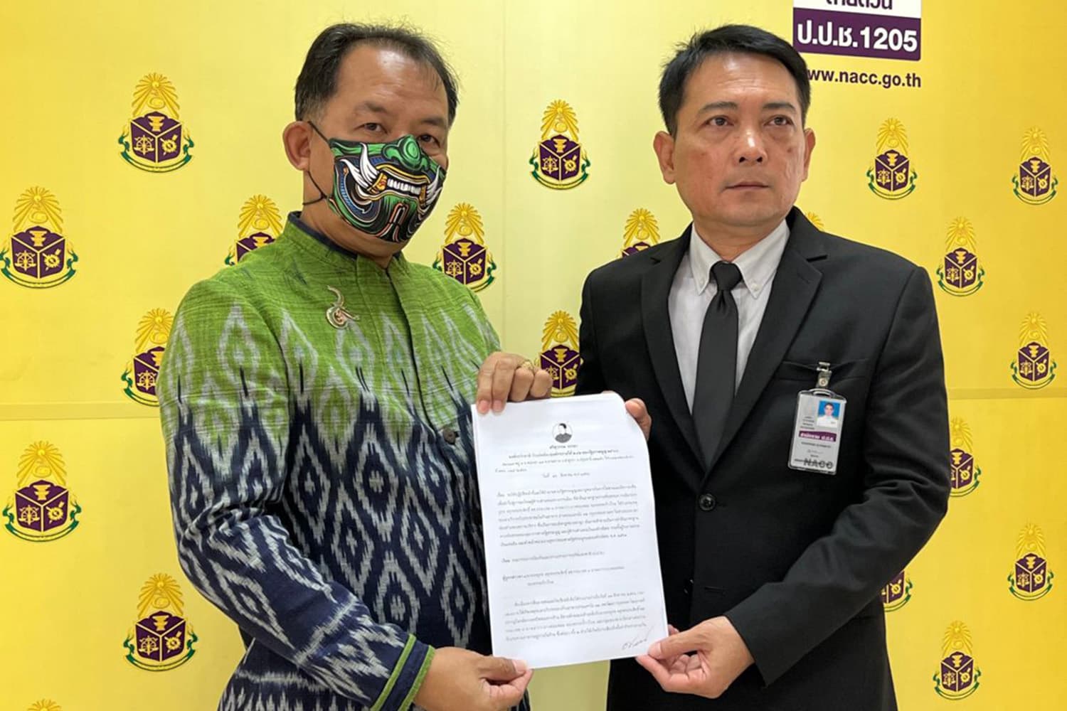Srisuwan_urges_the_NACC_to_demand_wrongdoing_Padiphat_posted_a_cheering_beer_SPACEBAR_Hero_2e21ce4c35.jpeg