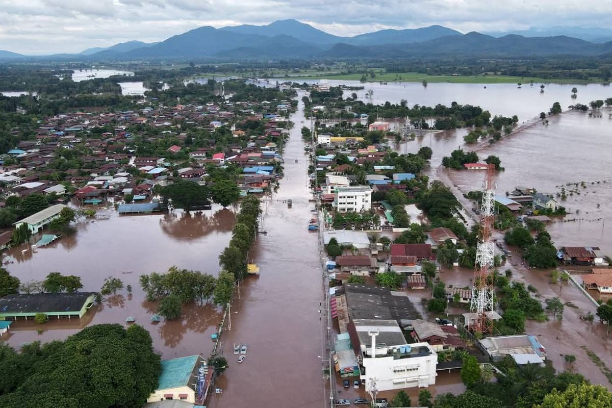 Storm-Bualoi-brings-heavy-rain-across-Thailand-many-provinces-face-flooding-SPACEBAR-Photo03-2.jpg