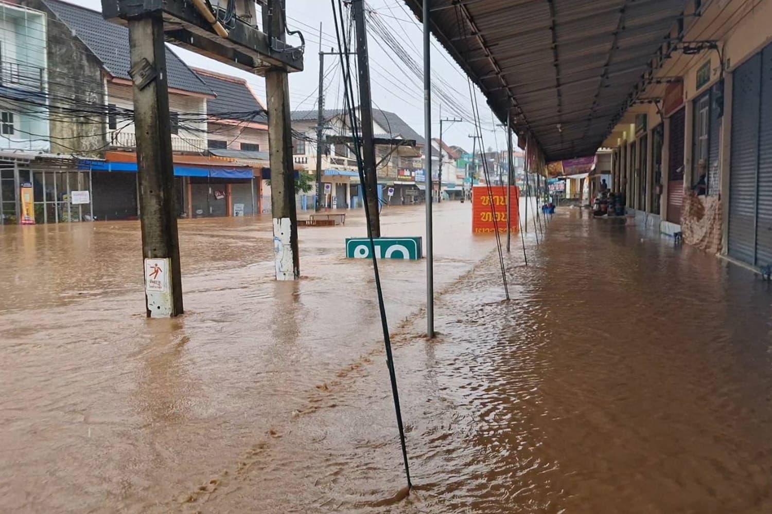 ‘พายุวิภา’ ถล่มภาคเหนือ ‘น่าน – เชียงราย’ ฝนตกหนัก น้ำไหลทะลักท่วมพื้นที่ชุมชน