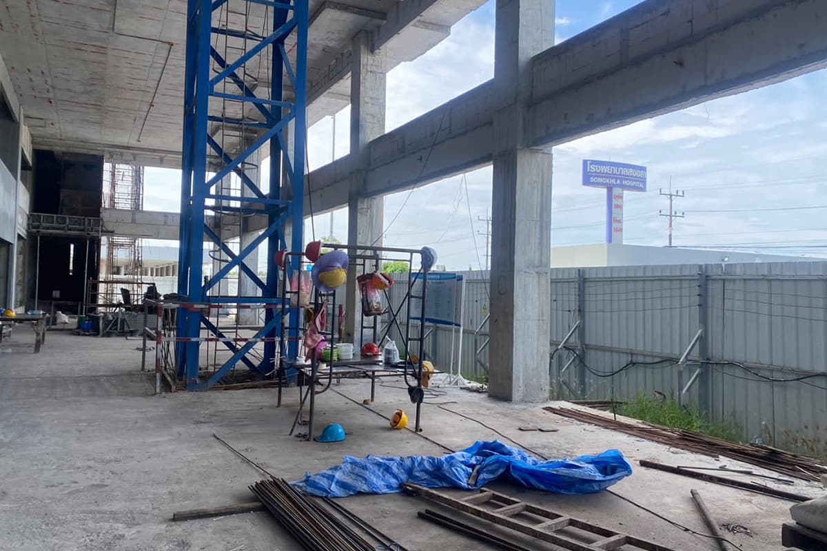 Strict_control_of_contractors_building_patient_buildings_at_Songkhla_Hospital_SPACEBAR_Photo09_c36779166c.jpg