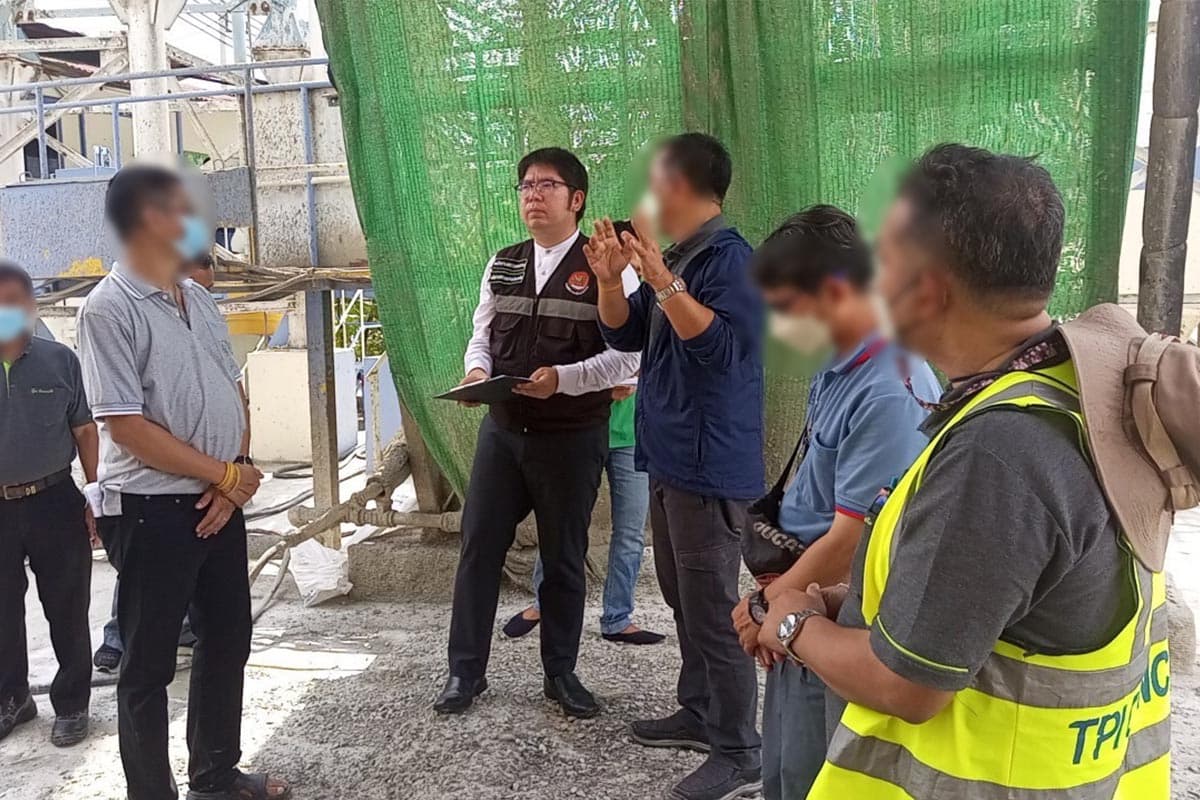 Suchart_Chomklin_Examine_Accident_Machinery_Samut_Prakan_SPACEBAR_Photo01_338abcfd9e.jpeg