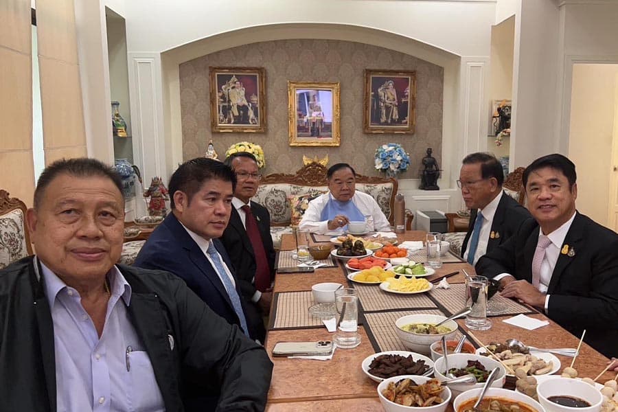 Suriya_Somsak_says_goodbye_to_Prawit_SPACEBAR_Photo01_248517cd3b.jpeg