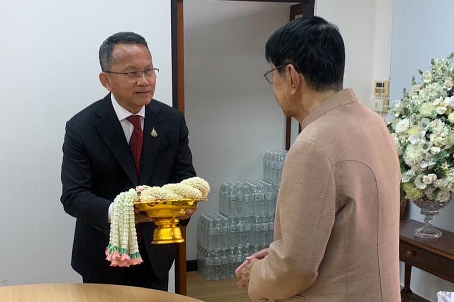Suriya_Somsak_says_goodbye_to_Prawit_SPACEBAR_Photo03_382b402466.jpeg