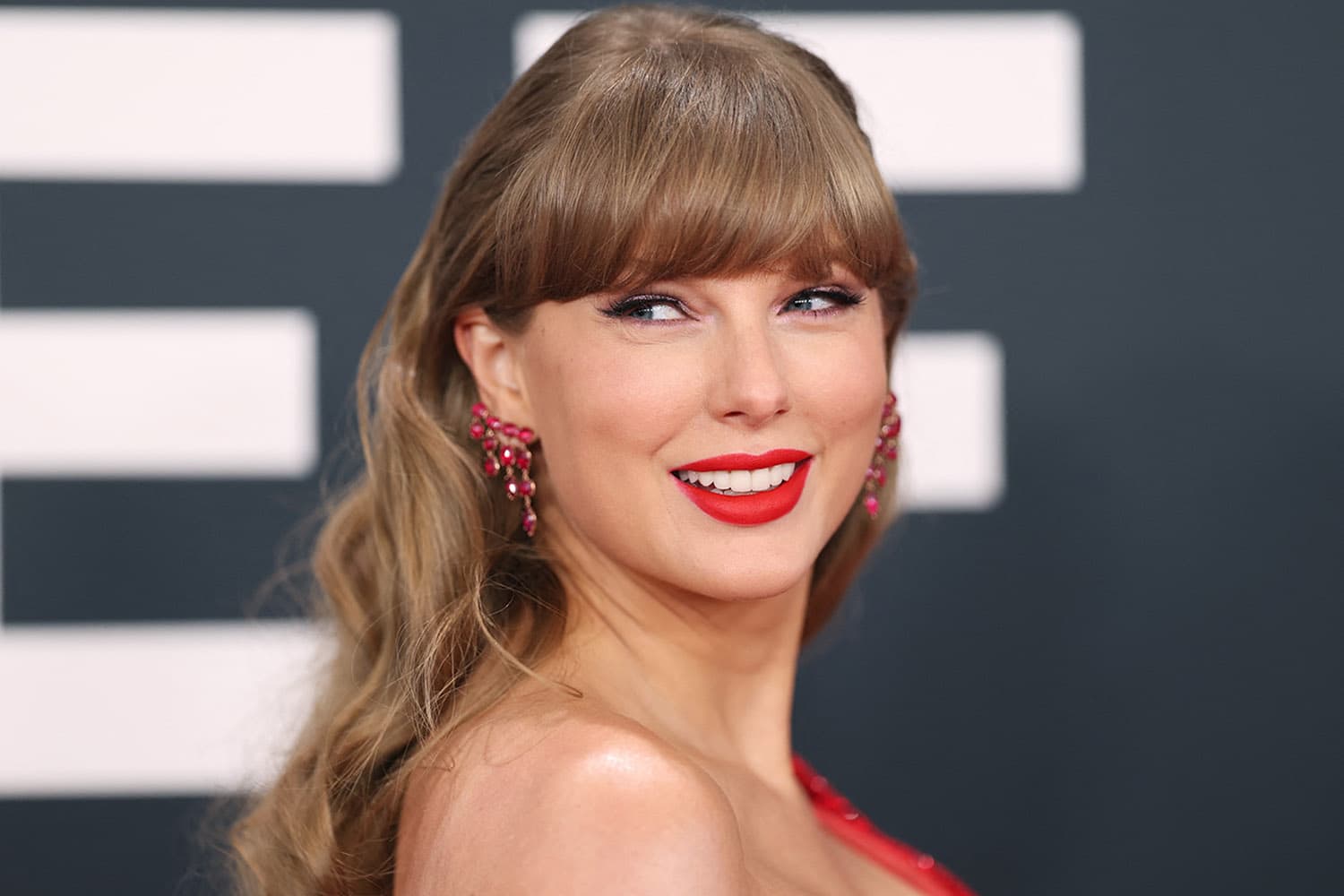 สวิฟตี้ภูมิใจสุดๆ! Taylor Swift ผู้หญิงอายุน้อยสุดที่ได้เข้าหอเกียรติยศนักแต่งเพลง