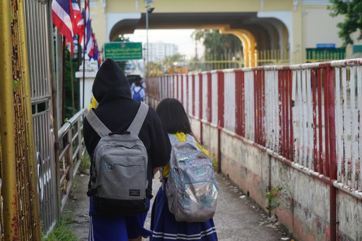 Thai-Cambodian-border-checkpoint-closed-but-students-and-patients-SPACEBAR-Photo01.jpg