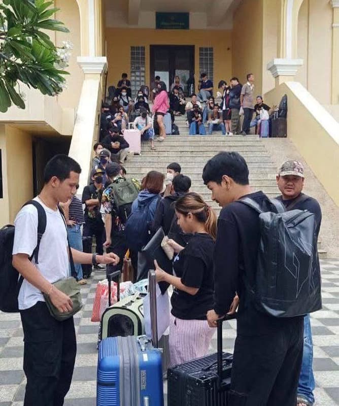 Thai-Cambodian-border-checkpoint-closed-but-students-and-patients-SPACEBAR-Photo06.jpg