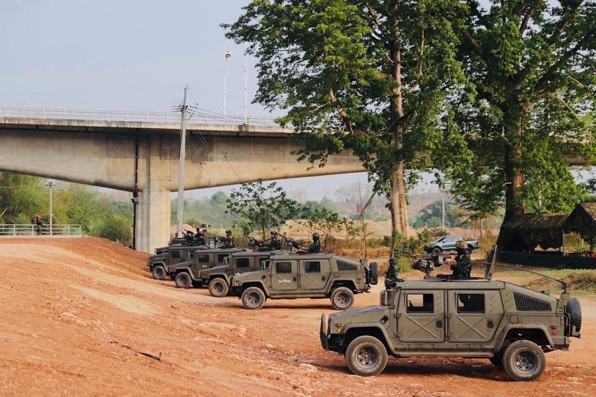 Thai_soldiers_fortify_the_Thai_Myanmar_border_SPACEBAR_Photo02_064f437050.jpg