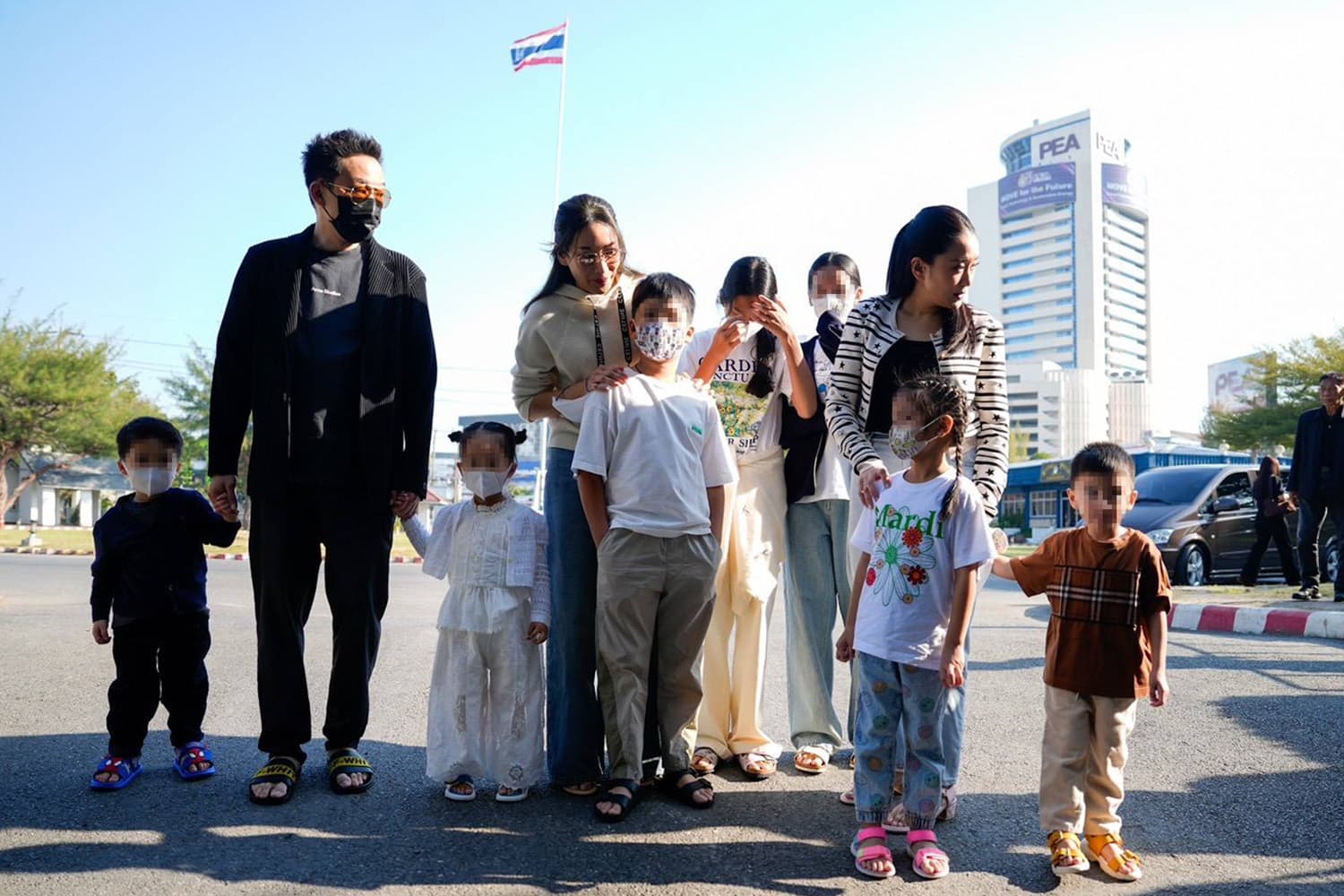 Photo Story ‘สามพี่น้องชินวัตร’ จูงหลาน 7 คนเยี่ยม 'ตาทักษิณ'