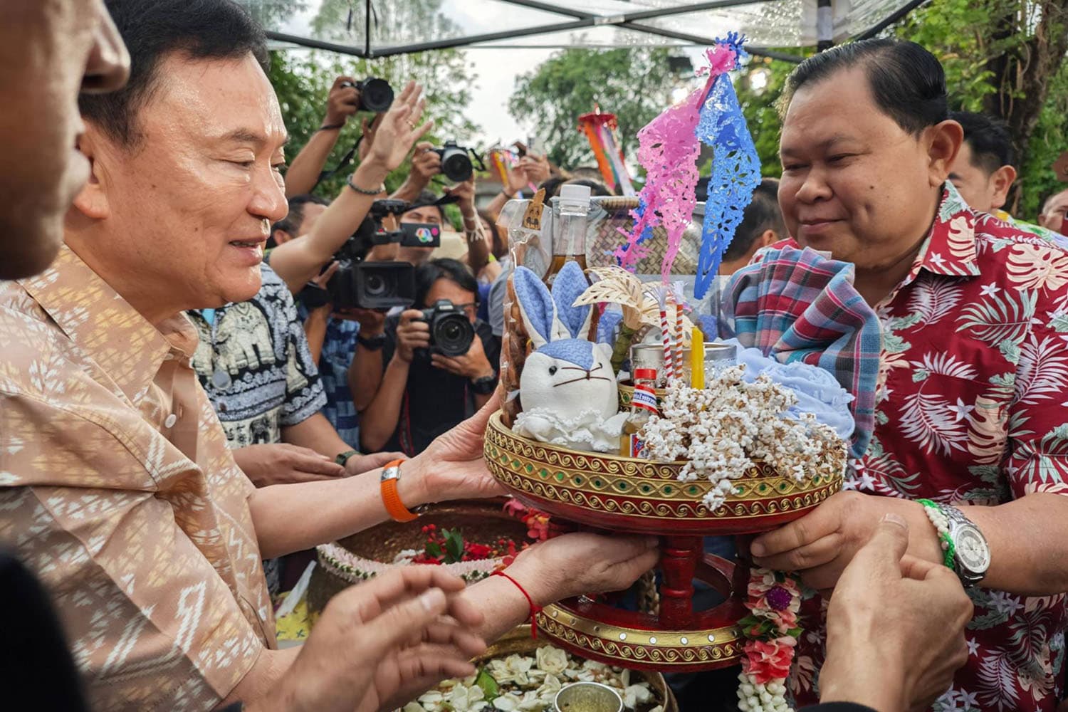 Thaksin_Pheuthai_Party_Pouring_water_on_elders_for_blessings_SPACEBAR_Hero_993bfcbf02.jpg