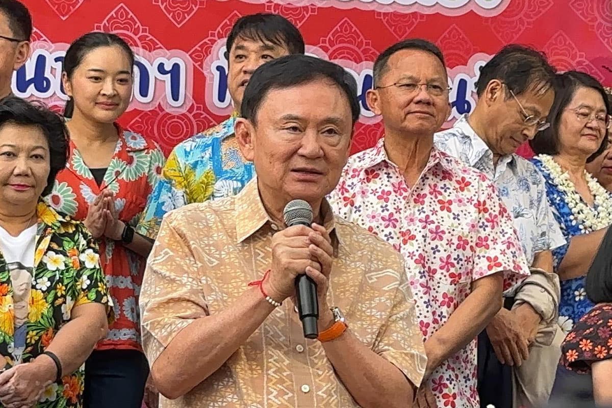 Thaksin_Pheuthai_Party_Pouring_water_on_elders_for_blessings_SPACEBAR_Photo03_ff536f8a21.jpg