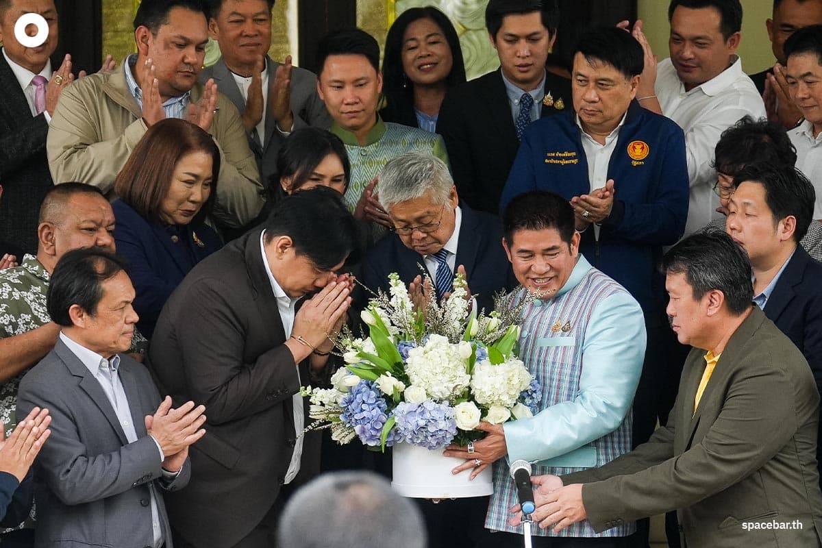 Thammanat_leads_a_team_of_34_M_Ps_to_jointly_announce_their_standpoint_with_the_Pheu_Thai_government_SPACEBAR_Photo01_3c751be294.jpg