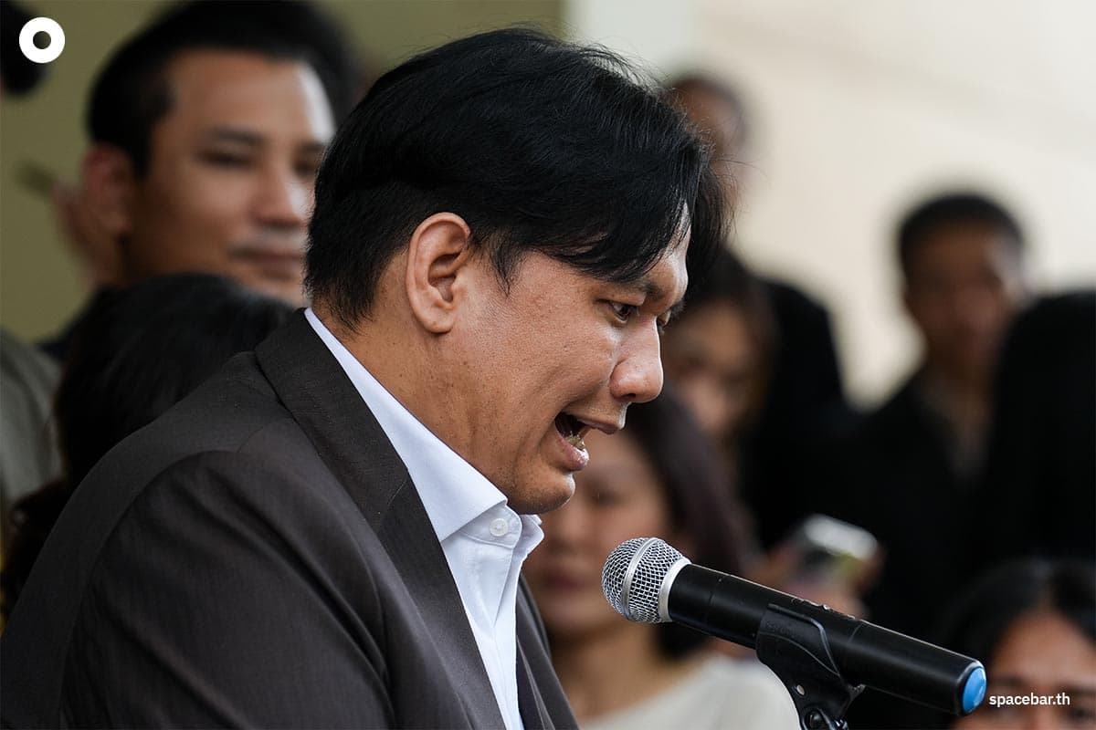 Thammanat_leads_a_team_of_34_M_Ps_to_jointly_announce_their_standpoint_with_the_Pheu_Thai_government_SPACEBAR_Photo05_020f0bf5d3.jpg