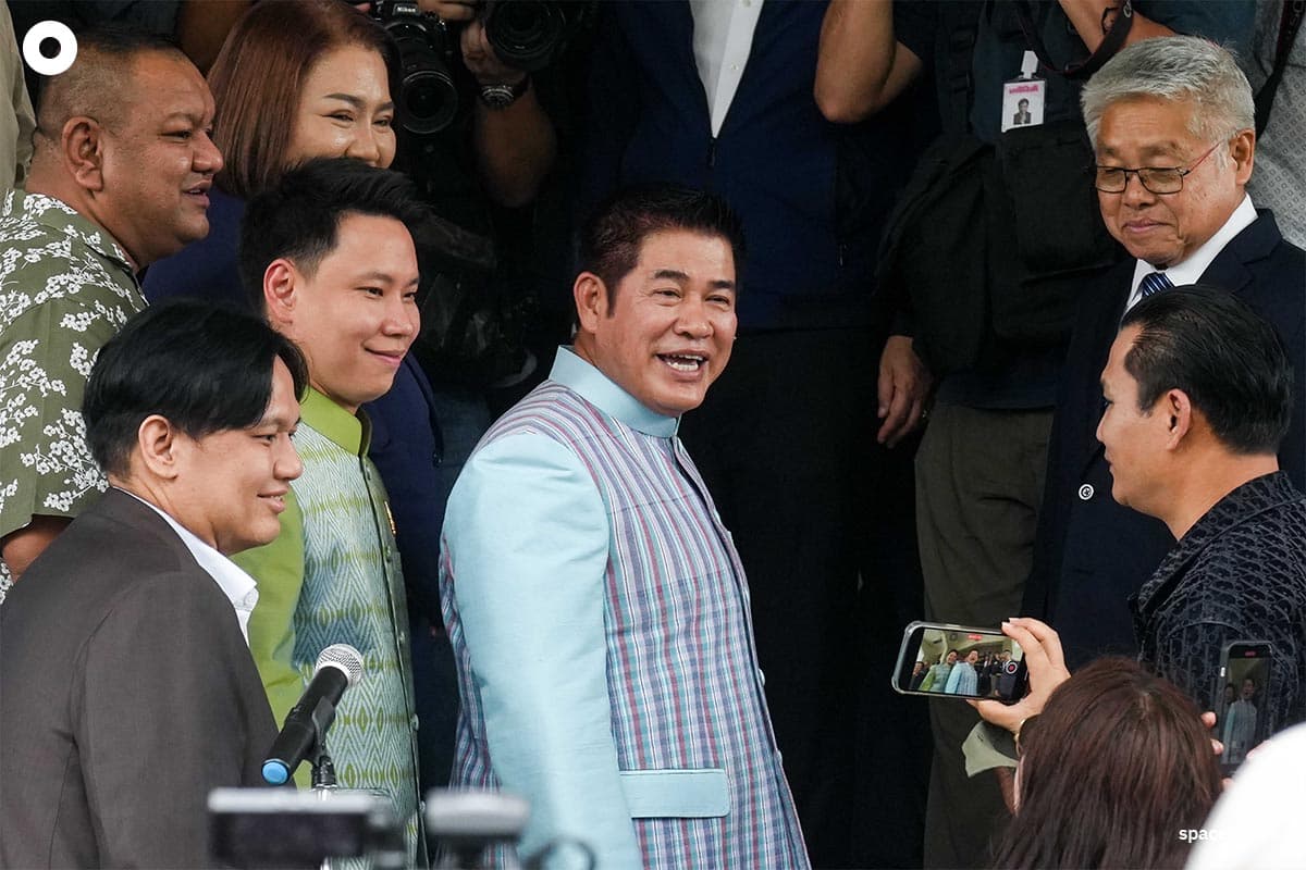 Thammanat_leads_a_team_of_34_M_Ps_to_jointly_announce_their_standpoint_with_the_Pheu_Thai_government_SPACEBAR_Photo07_8bfd0337fa.jpg